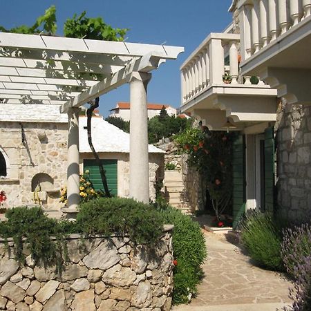 Apartments Nejasmic - Little House For Peaceful And Domestic Vacation Бол Екстер'єр фото