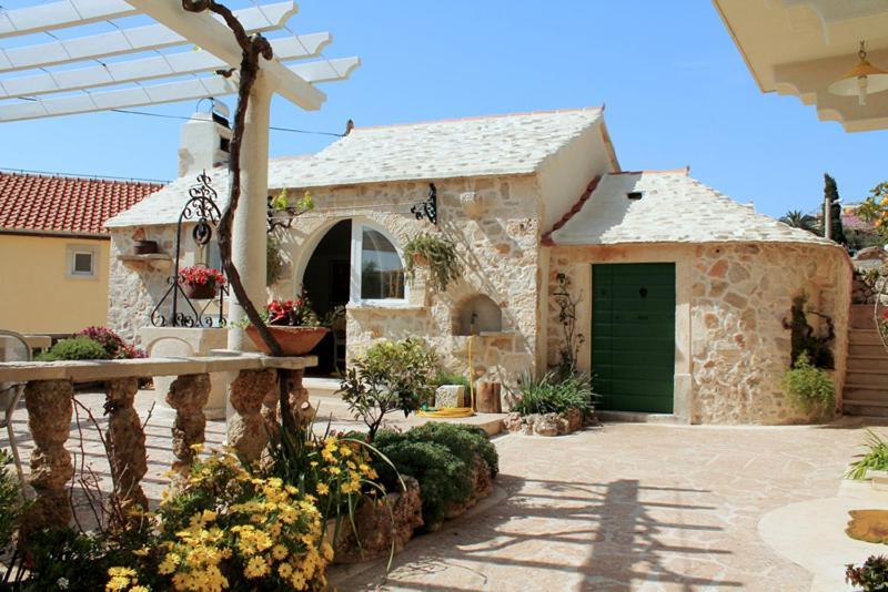 Apartments Nejasmic - Little House For Peaceful And Domestic Vacation Бол Екстер'єр фото