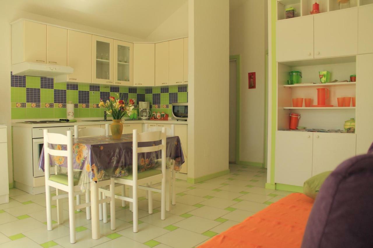 Apartments Nejasmic - Little House For Peaceful And Domestic Vacation Бол Екстер'єр фото
