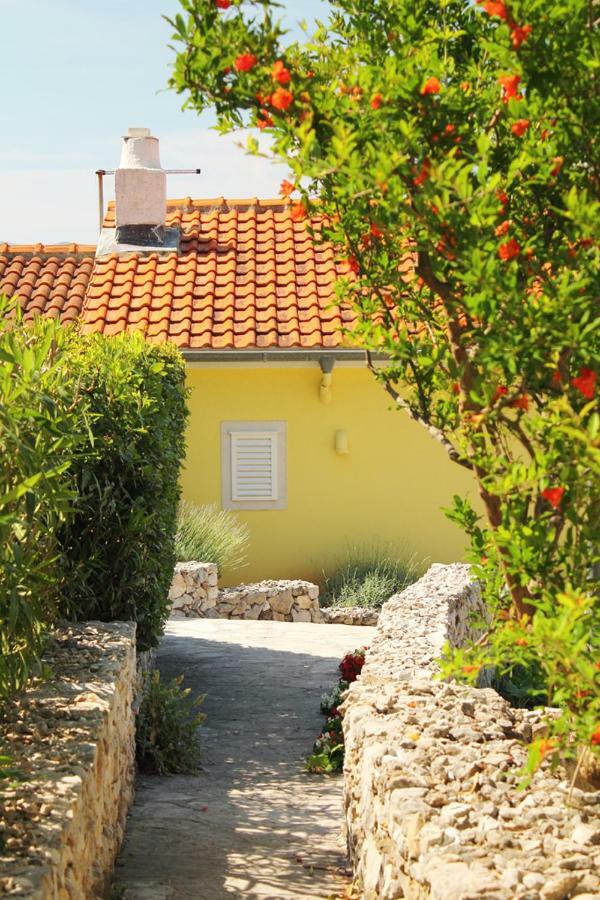 Apartments Nejasmic - Little House For Peaceful And Domestic Vacation Бол Екстер'єр фото